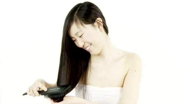 Feliz mujer china cepillando el cabello — Vídeo de stock