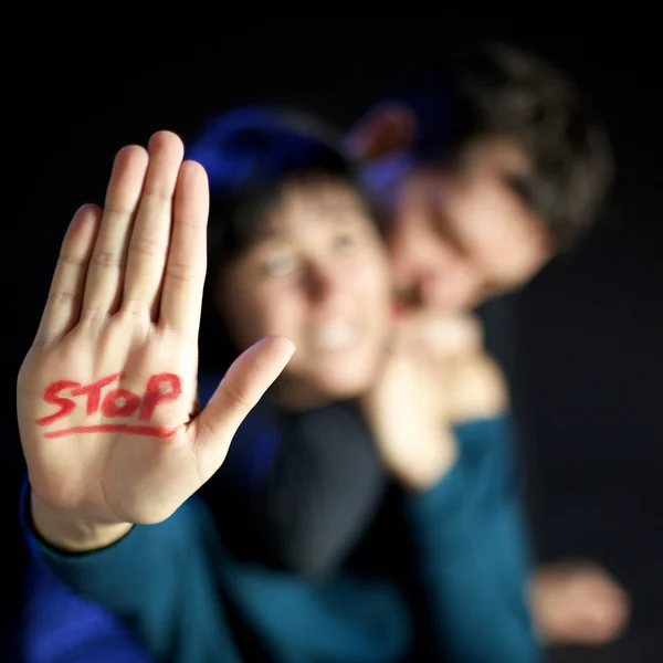 Прекратите оскорблять женщин — стоковое фото