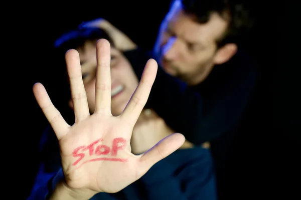 Mujer joven siendo abusada violencia doméstica — Foto de Stock