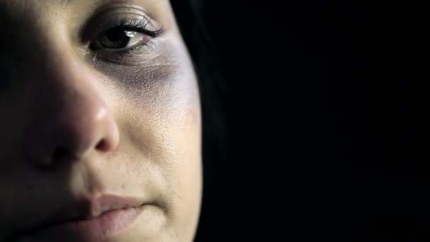 Mujer sintiendo dolor después de la violencia — Vídeo de stock