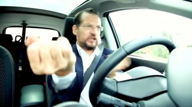 Mutlu gülen işadamı sürüş otomobil