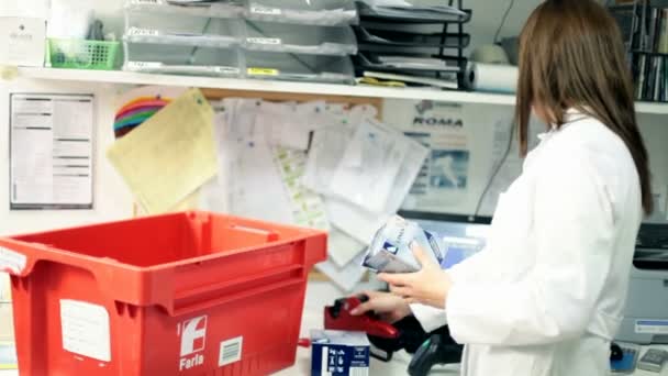 Farmacéutica femenina trabajando con portátil — Vídeo de stock