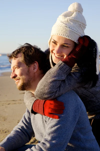 Cute couple in vacation on the beach during winter season — Stock Photo, Image