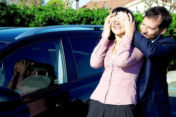 Hombre haciendo sorpresa a novia coche nuevo —  Fotos de Stock