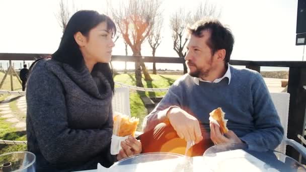 Couple eating outdoors — Stock Video