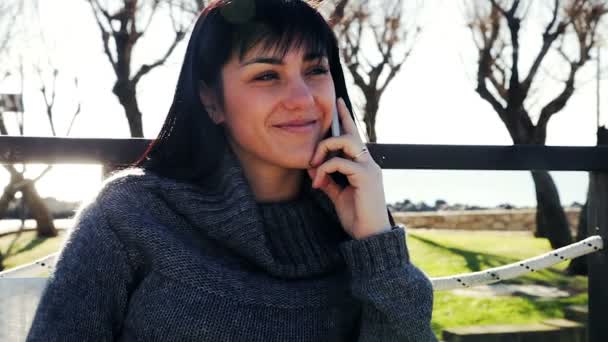 Mujer feliz hablando por teléfono — Vídeos de Stock