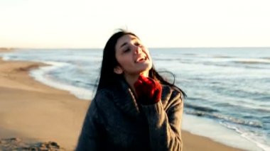 Kumsalda dans eden kadın