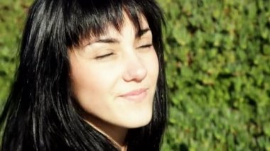 Kadın kameraya bakıyor