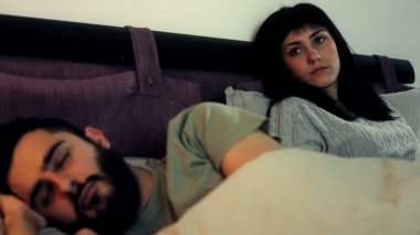 Kadın yatakta uyuyan kocası arıyorsunuz