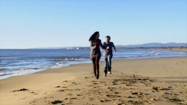 Çalışan kumsalda Çift