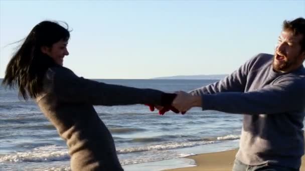 Hombre y mujer en la playa — Vídeos de Stock