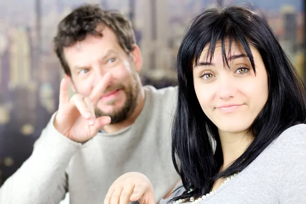 Hombre listo para engañar a la mujer divertida — Foto de Stock