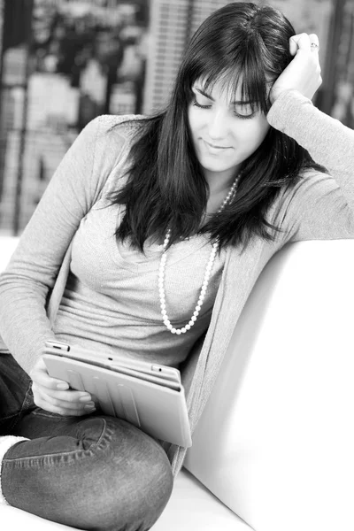 Jovem desfrutando de tempo livre em casa com tablet — Fotografia de Stock