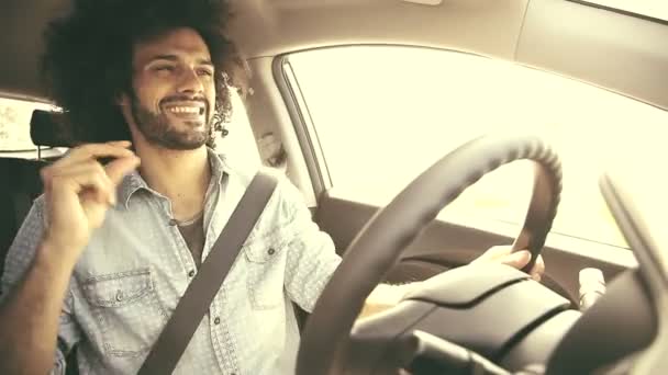 Homme heureux voiture de conduite — Video