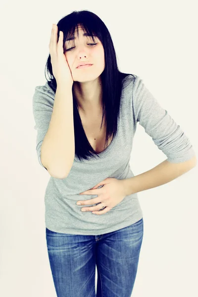 Frau spürt starken Menstruationskrampf im Magen — Stockfoto