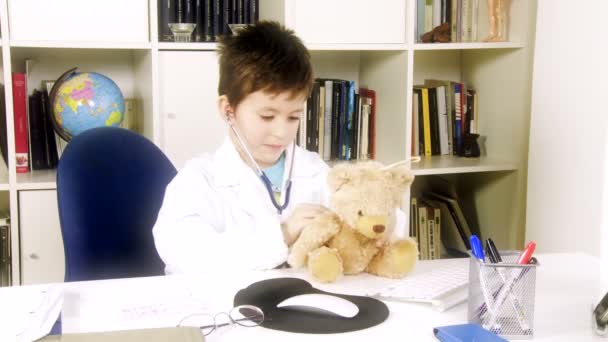 Futuro jovem médico — Vídeo de Stock