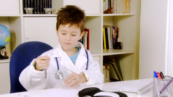 젊은 의사 작업 — 비디오