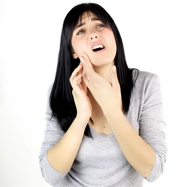 Brunett kvinnlig modell med starka tänder smärta — Stockfoto