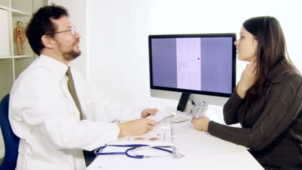 Médico feliz e paciente após bons resultados de teste — Vídeo de Stock