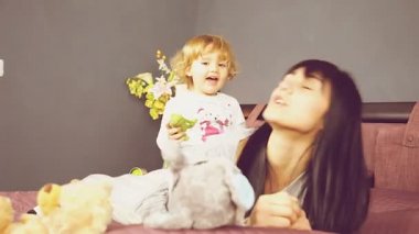 Anne oynarken öpüşme kız bebek