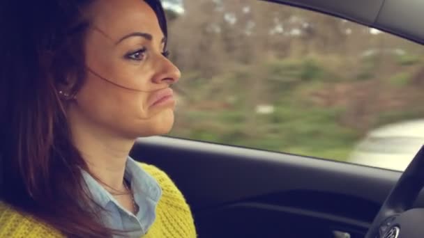Mujer conduciendo coche — Vídeos de Stock