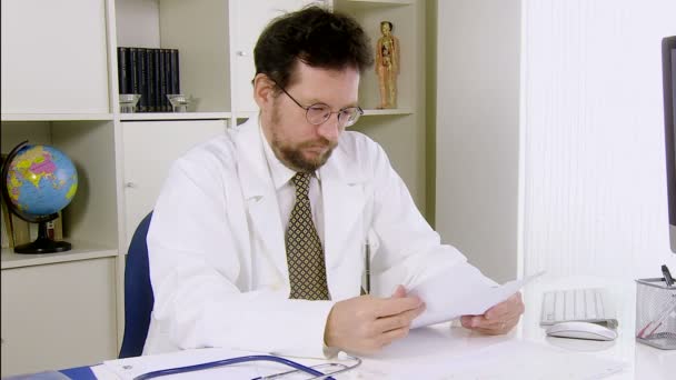 Серьезный врач работает — стоковое видео