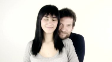 mutlu çift gülümseyen ve izole sarılma