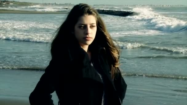 Ledsen flicka på stranden — Stockvideo