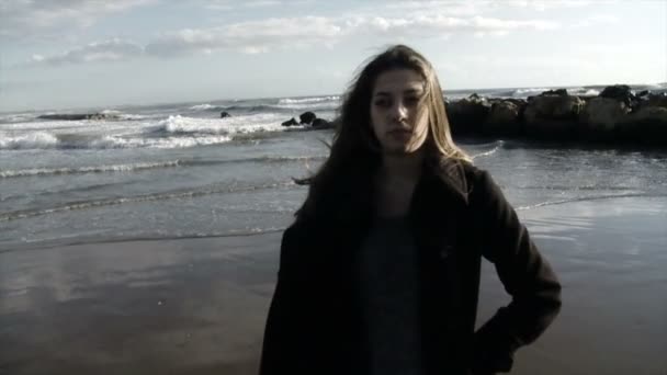 Сумний підліток, що йде на пляжі повільний рух — стокове відео