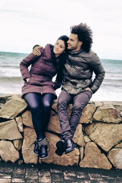 Glückliches kühles Paar im Winter vor dem Meer — Stockfoto