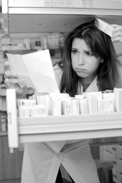 Un pharmacien stressé au travail — Photo