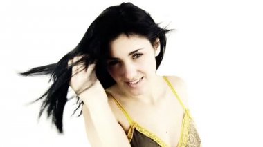 Güzel moda model hava ağır çekimde rüzgar ile izole poz