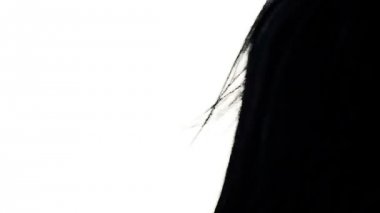 Sevimli genç kadın Rüzgar öpücükle hava üfleme yavaş hareket izole