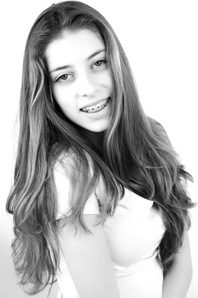 Portret van schattige tiener met zeer lange haren lachende — Stockfoto