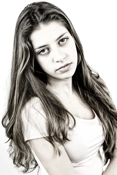 Sério adolescente feminino olhando com cabelo ondulado longo — Fotografia de Stock