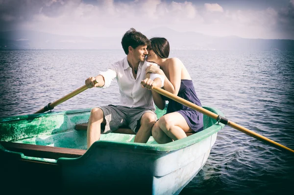 Couple in love cuddling on boat in vacation — Stock Photo, Image