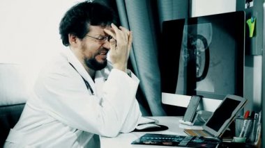 Doktor güçlü baş ağrısı ile