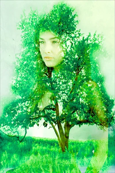 Frau und grüne Natur — Stockfoto
