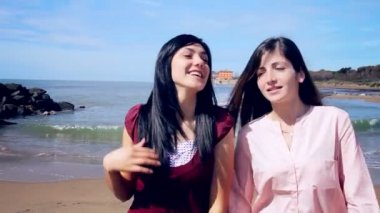 sahilde kaygısız kadın arkadaşlar