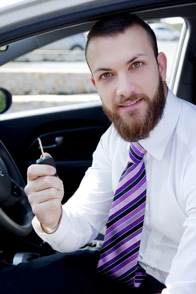 Heureux homme d'affaires beau tenant la clé de la nouvelle voiture — Photo