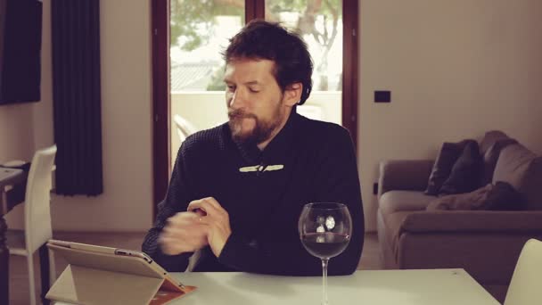 Hombre con vino y tableta — Vídeos de Stock