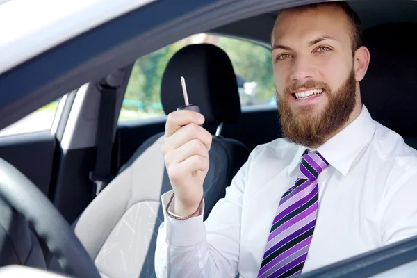 Happy usmívající se muž s novým vozem drží klíče — Stock fotografie