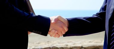 İki iş el sallayarak anlaşma kapalı