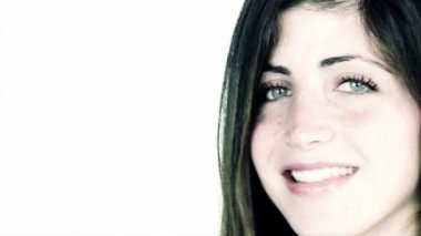 mavi gözlü genç kadın