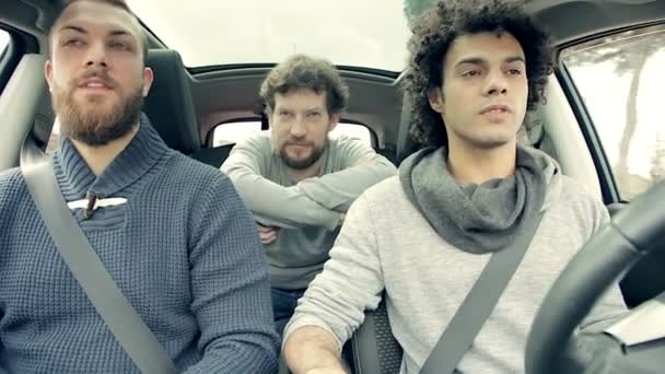 Trois jeunes hommes en voiture parlent — Video