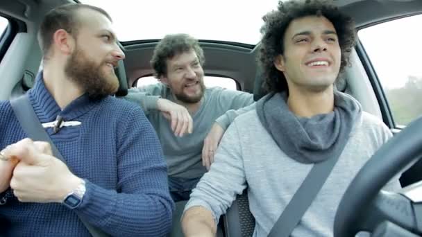 Tres jóvenes en coche hablando — Vídeo de stock