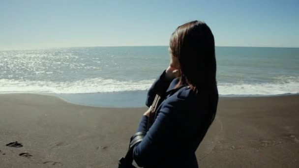 Mulher com telefone na praia — Vídeo de Stock