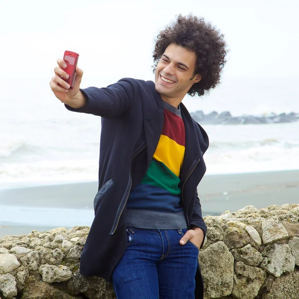 Onhartelijk Italiaanse mens nemen selfie op het strand — Stockfoto