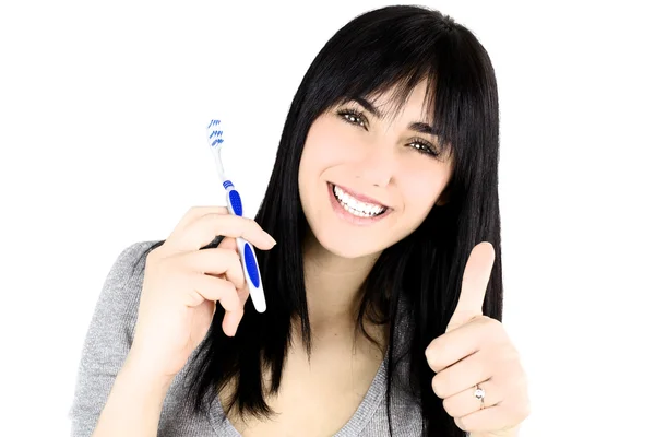 Chica feliz sosteniendo cepillo de dientes pulgar hacia arriba aislado —  Fotos de Stock