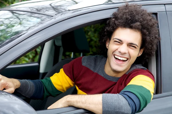 Sorridente bell'uomo italiano seduto in macchina alla ricerca di fotocamera — Foto Stock